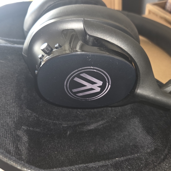 HEAVYS Black Headphones - Picture 5 of 5